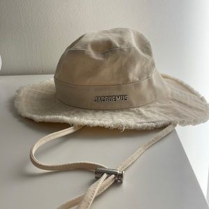 Jacquemus Off-White La Montagne ‘Le Bob Artichaut’ Bucket Hat